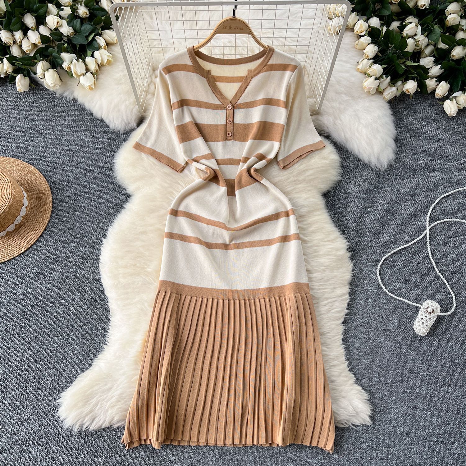 New product selection: Korean style fashionable V-neck short sleeved striped contrasting knitted dress for women, slim and high-end, pleated long skirt for women in summer
