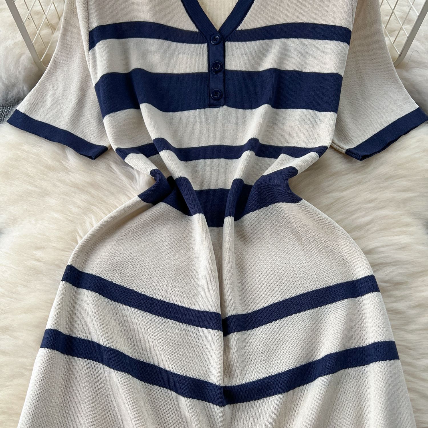 New product selection: Korean style fashionable V-neck short sleeved striped contrasting knitted dress for women, slim and high-end, pleated long skirt for women in summer