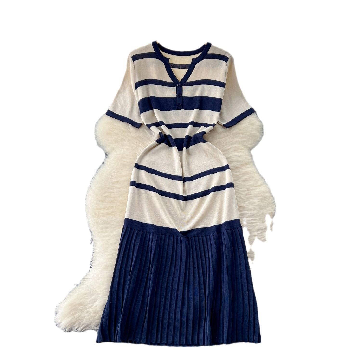 New product selection: Korean style fashionable V-neck short sleeved striped contrasting knitted dress for women, slim and high-end, pleated long skirt for women in summer