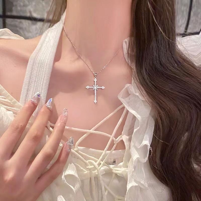 Sweet and cool style spicy girl cross necklace, female heavy worker diamond studded Gothic European and American style necklace design, collarbone chain