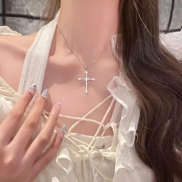 Sweet and cool style spicy girl cross necklace, female heavy worker diamond studded Gothic European and American style necklace design, collarbone chain