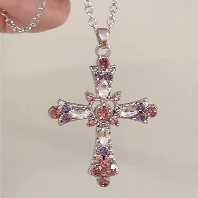 Sweet and cool style spicy girl cross necklace, female heavy worker diamond studded Gothic European and American style necklace design, collarbone chain