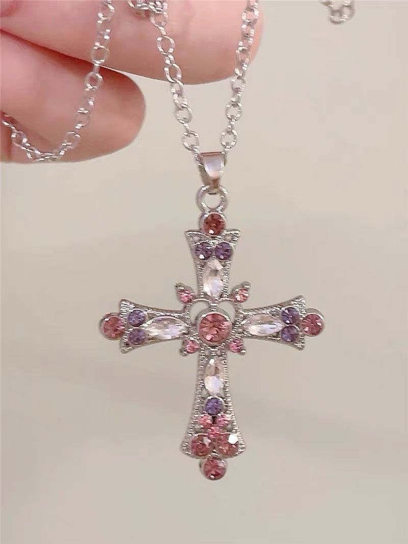 Sweet and cool style spicy girl cross necklace, female heavy worker diamond studded Gothic European and American style necklace design, collarbone chain