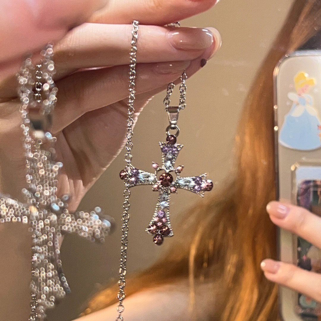 Sweet and cool style spicy girl cross necklace, female heavy worker diamond studded Gothic European and American style necklace design, collarbone chain