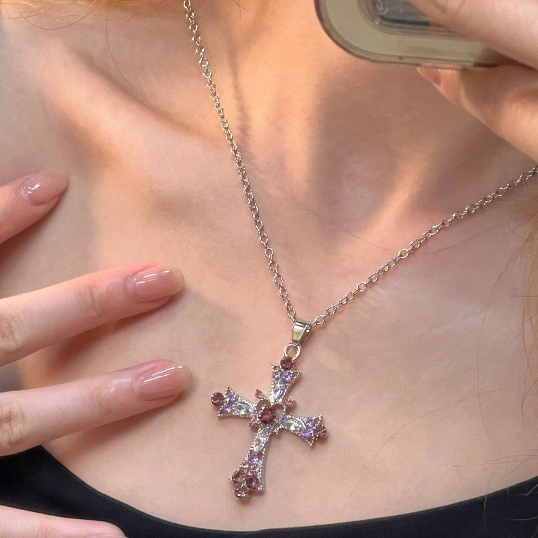 Sweet and cool style spicy girl cross necklace, female heavy worker diamond studded Gothic European and American style necklace design, collarbone chain
