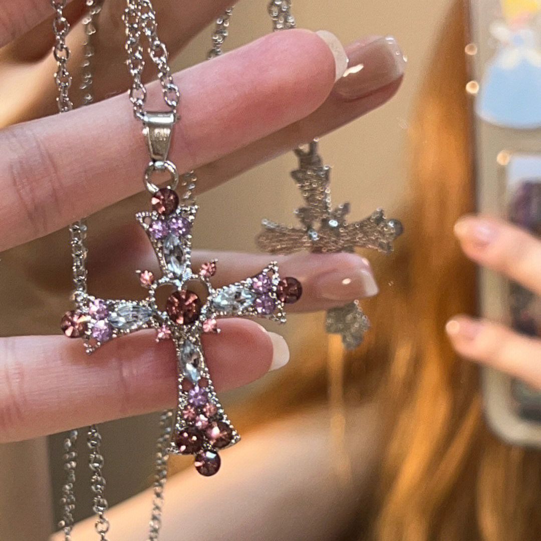 Sweet and cool style spicy girl cross necklace, female heavy worker diamond studded Gothic European and American style necklace design, collarbone chain