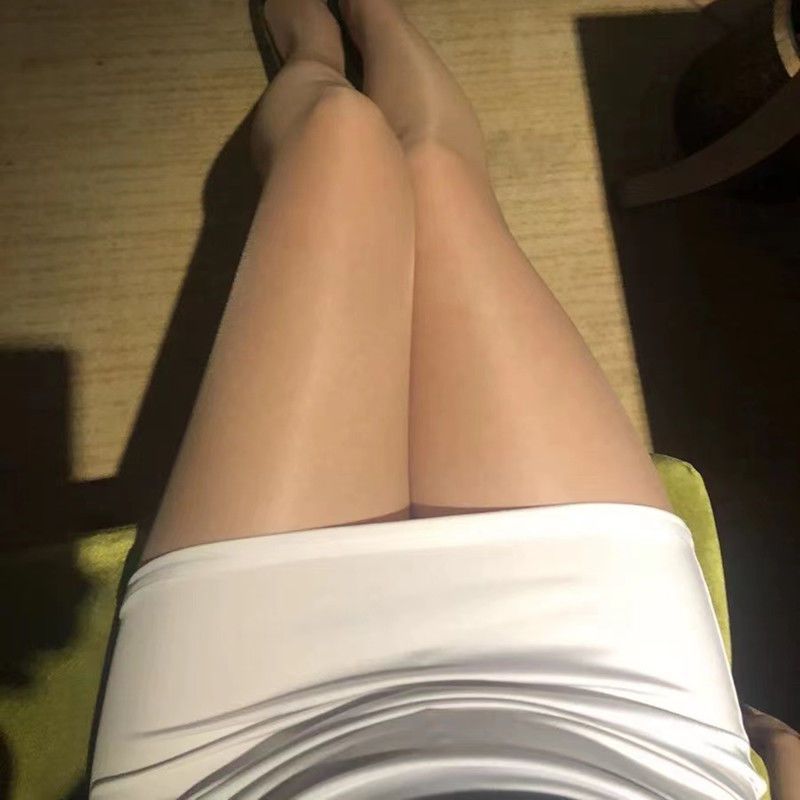 Outdoor exposed high-waisted hip skirt, miniskirt, hot girl no safety pants, a-line short skirt