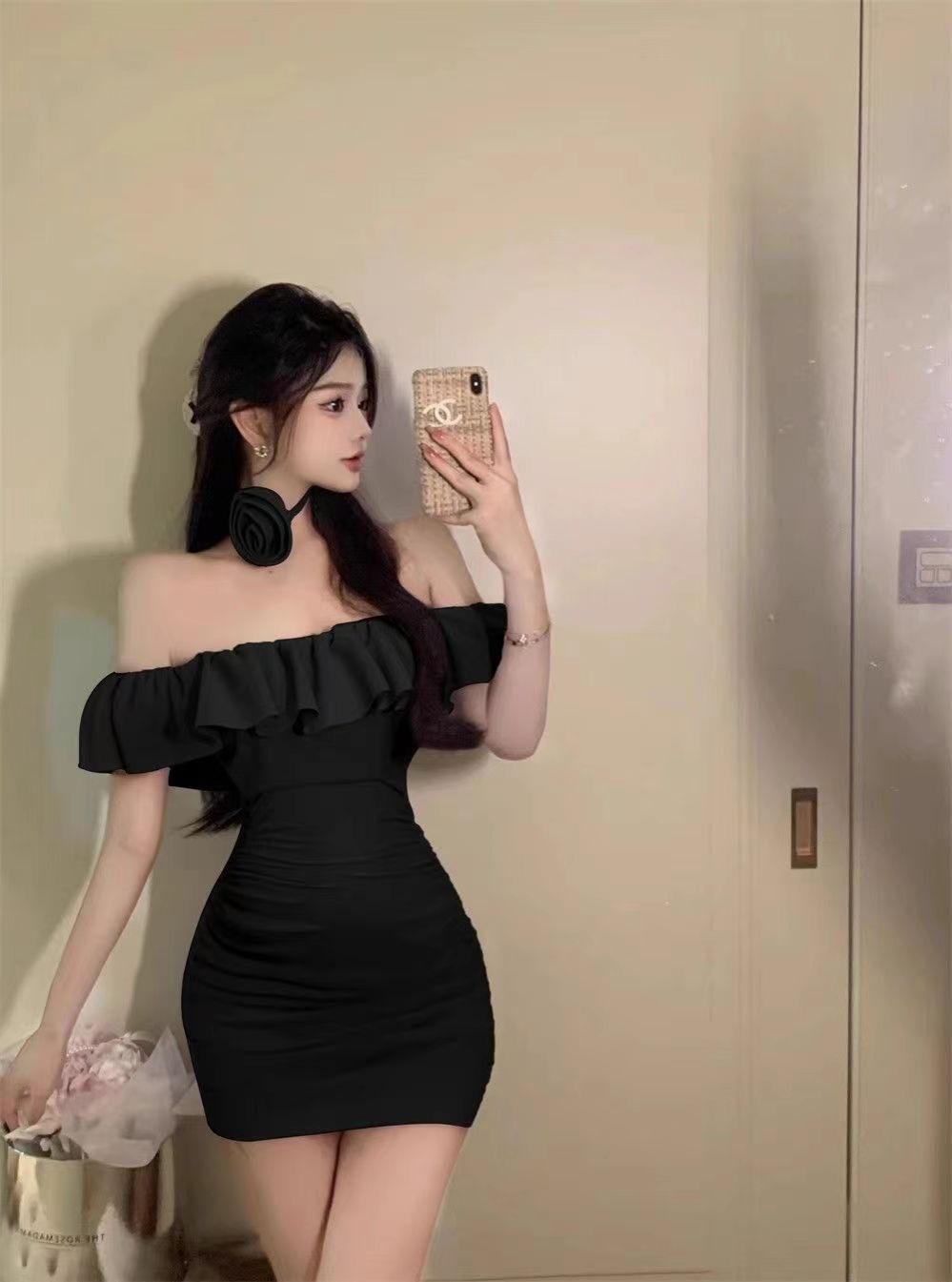 The new short skirt with a straight neck and a lotus leaf is pure and wants to show the pleated skirt, and the straight neck is thin and slim with a waist dress for women