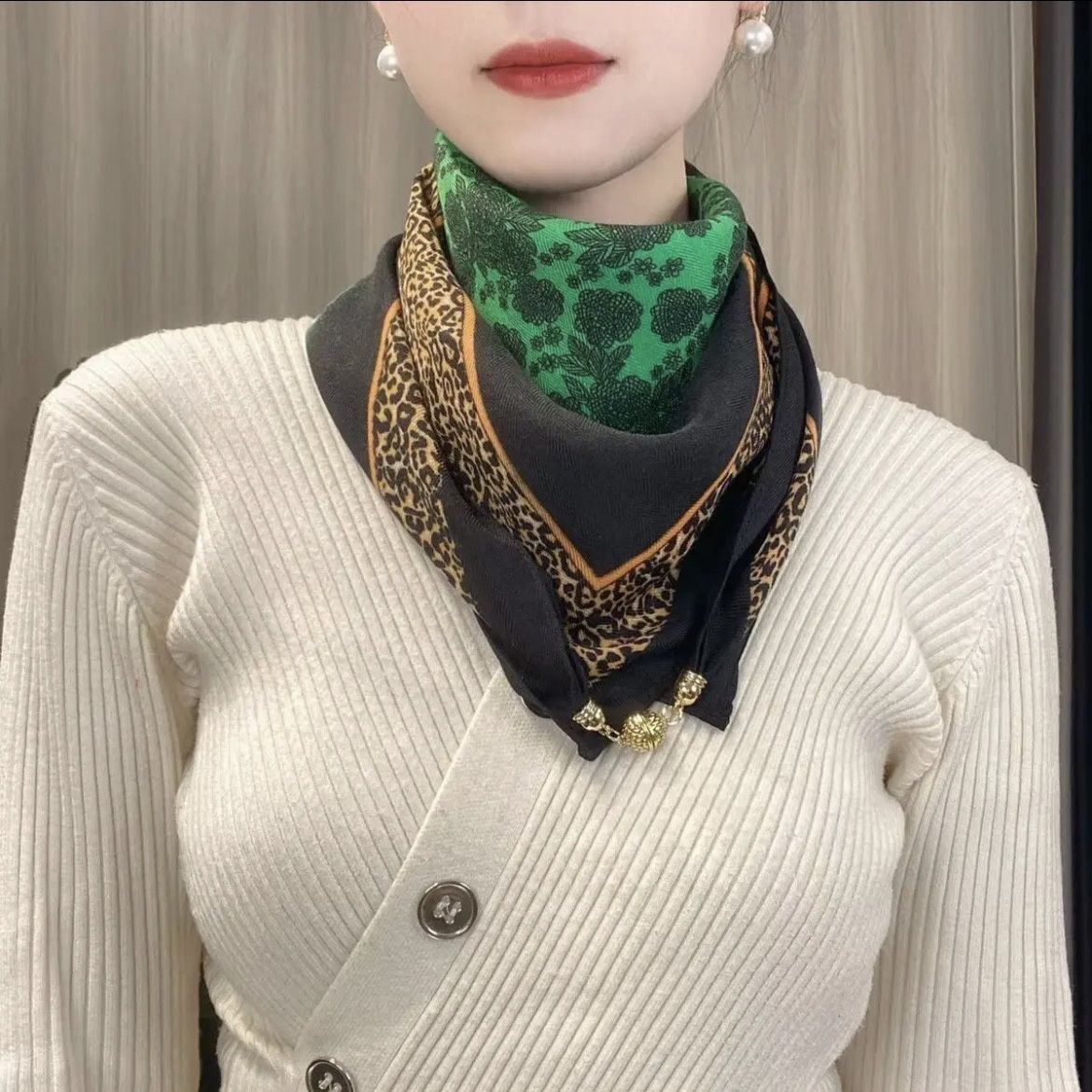 2024 New Warm Square Scarf Magnetic Buckle Triangle Silk Scarf Cotton Scarf Women's Spring Autumn/Winter Western Style Scarf
Versatile temperament