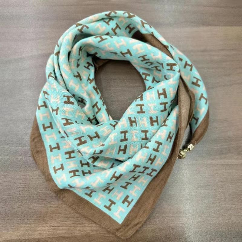 2024 New Warm Square Scarf Magnetic Buckle Triangle Silk Scarf Cotton Scarf Women's Spring Autumn/Winter Western Style Scarf
Versatile temperament