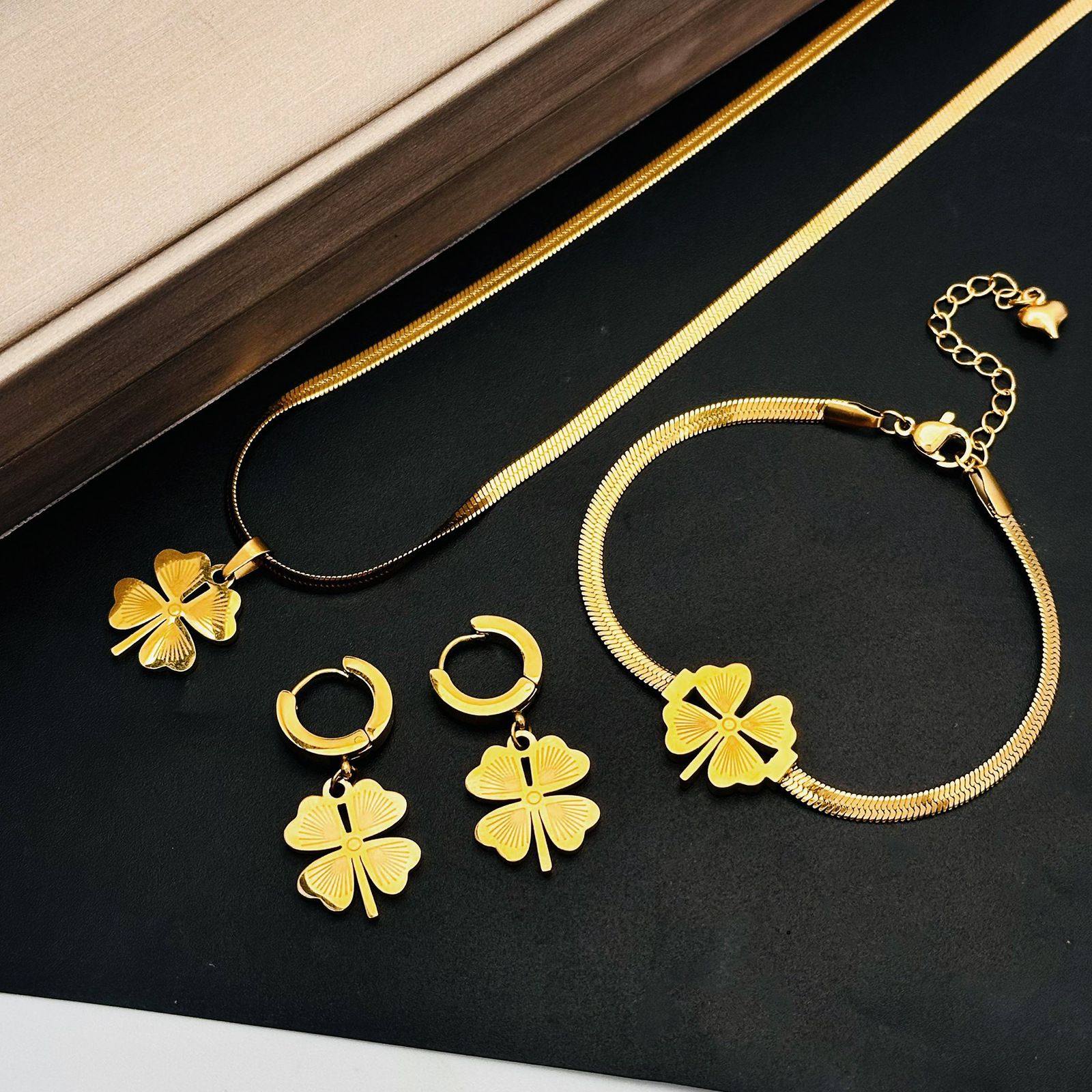 3-piece set Personalized Four Leaf Clover Lucky Grass Pendant Clavicle Chain Simple and Unique Snake Bone Chain Neck Ornament