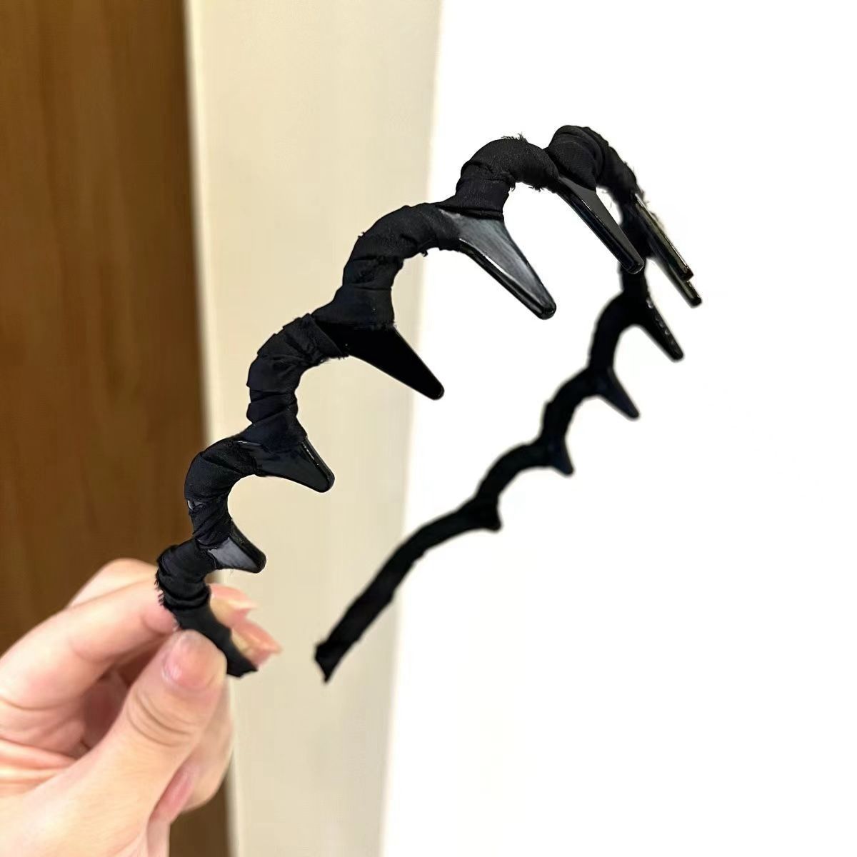 Hairband for women with teeth on the face, anti slip and broken hair, French wave headband for hair compression