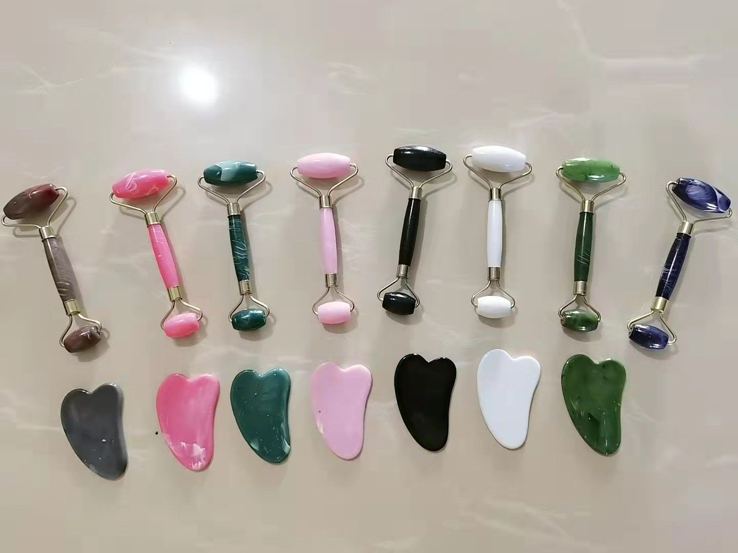 2-piece setResin roller massage wheel jade push massager facial jade roller massager set with scraping board