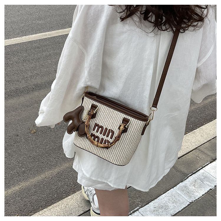 2025 New Spring Fashion Color Contrasting Straw Weaving Bamboo Festival Vegetable Basket Bag Water Bucket Bag Handheld Single Shoulder Diagonal Span Bag Women's Bag