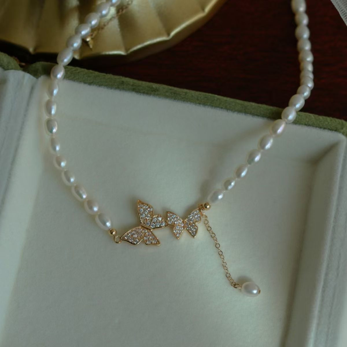 New arrivals * Fashionable pearl necklace, ladies' niche sweet necklace, high-end light luxury zircon butterfly collarbone necklace, Lady gift