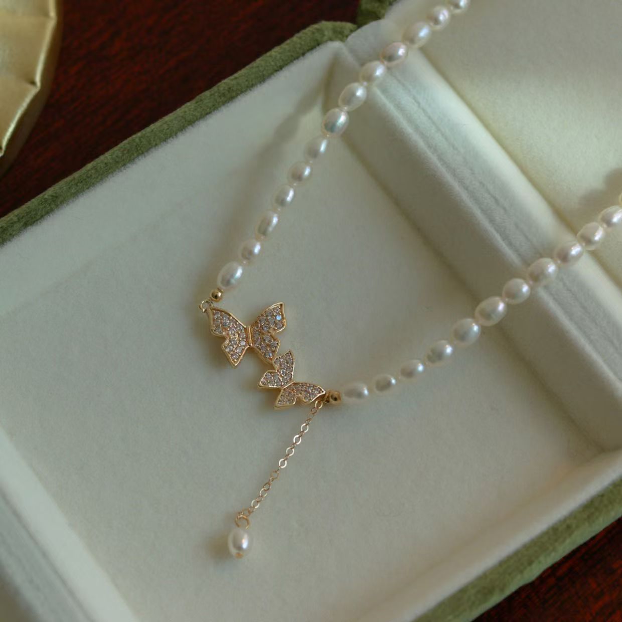New arrivals * Fashionable pearl necklace, ladies' niche sweet necklace, high-end light luxury zircon butterfly collarbone necklace, Lady gift