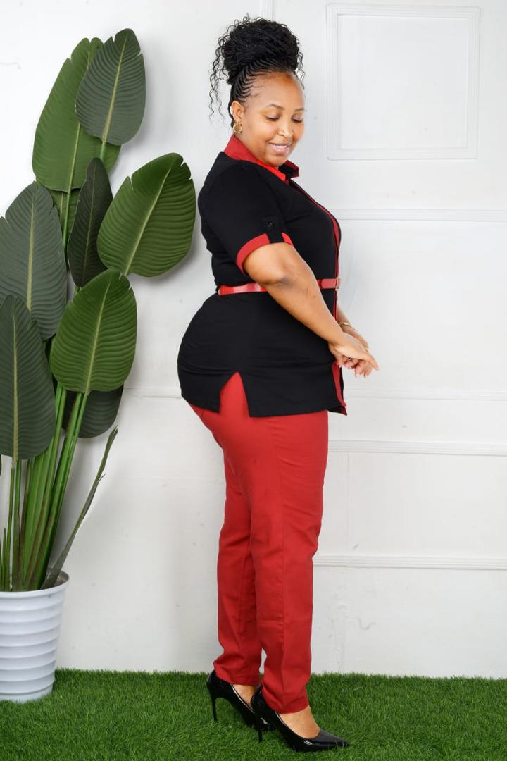 Hot outfit trouser suit,new style just landed, original khaki model wears 48 comes with belt
Sizes 44 to 54 price 2800