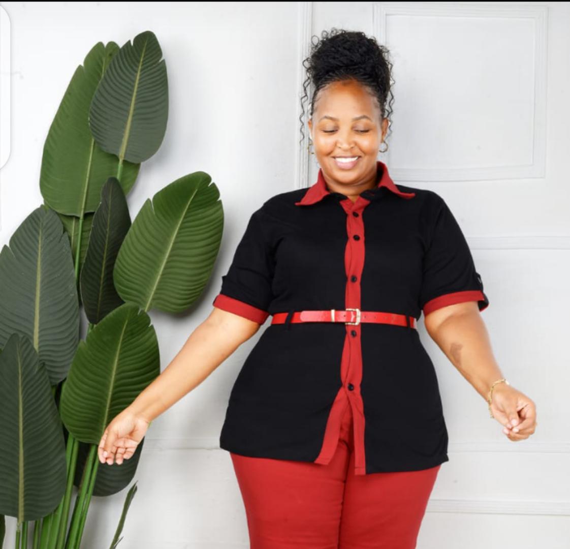 Hot outfit trouser suit,new style just landed, original khaki model wears 48 comes with belt
Sizes 44 to 54 price 2800