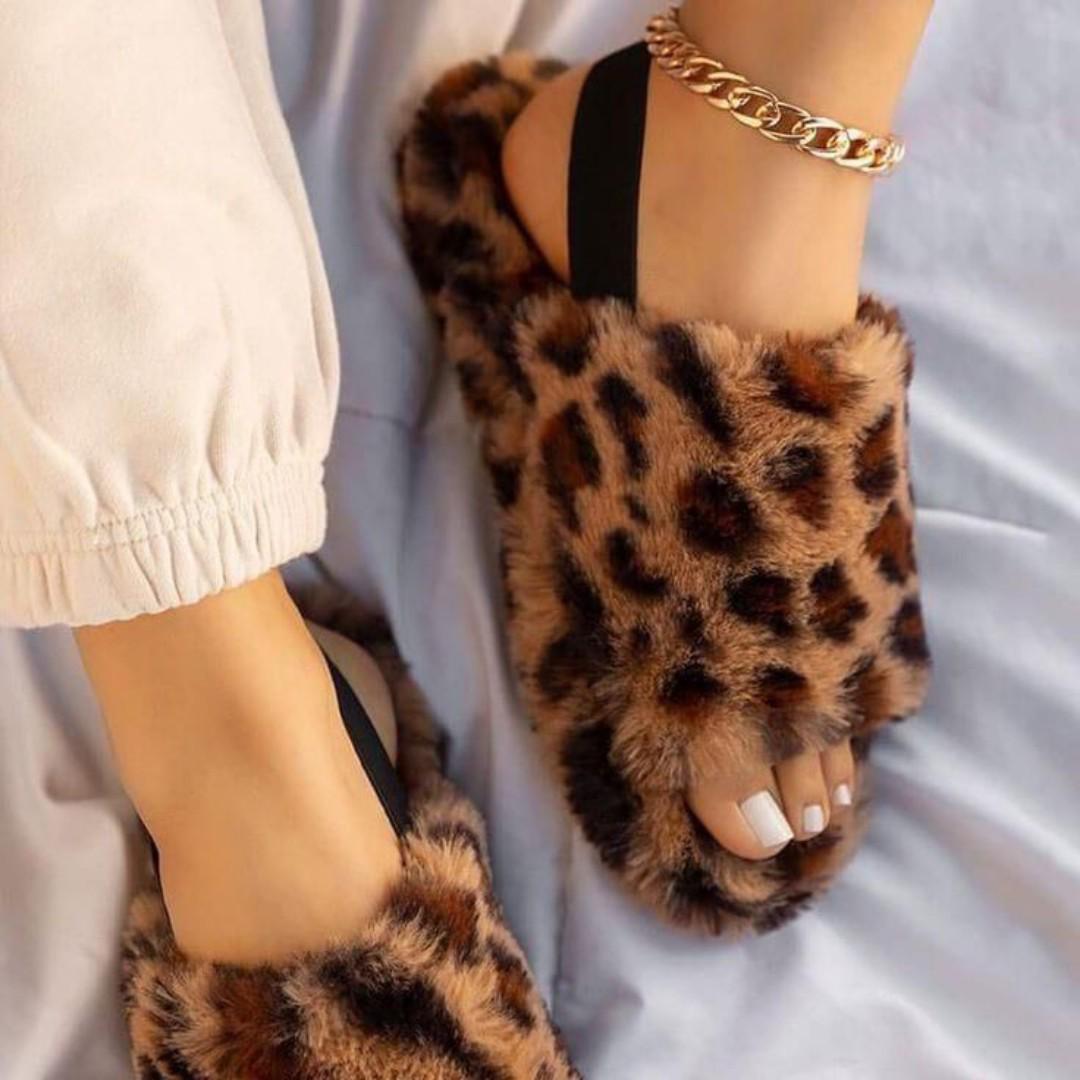Premium Ladies Womens Faux Fur Slides – Fluffy Slip On Sliders Flat Walk with Arch Support Open Toe Slippers Sandals for Indoor Outdoor Use Winter/Summer