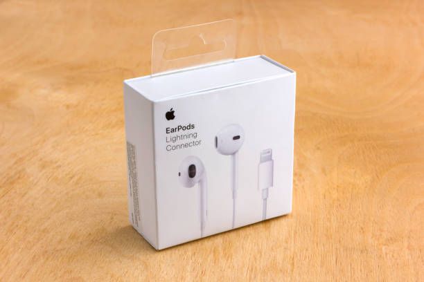 Apple Wired Earphones with Lightning Connector | High-Quality Sound & Built-In Mic