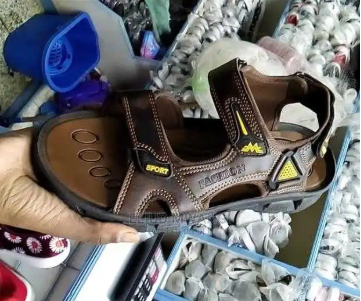 outdoor men`s open shoes brown