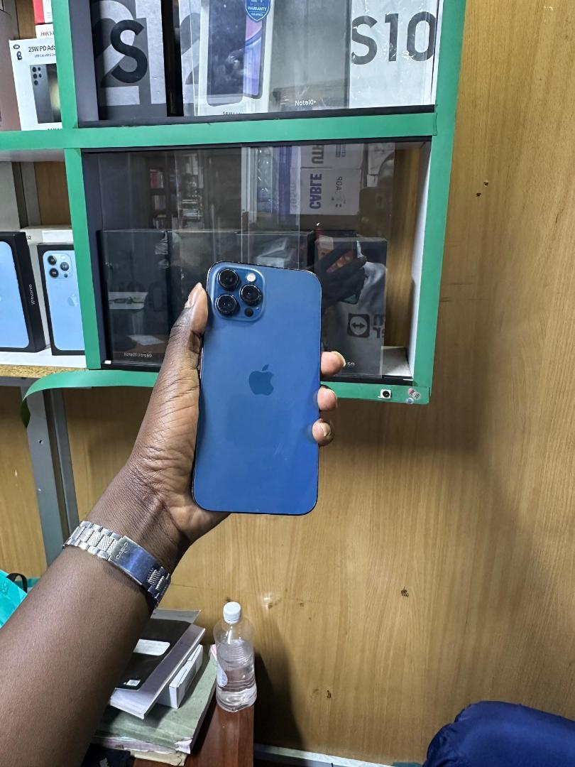 Apple smartphone iPhone 12 Pro Max 256GB: Redefining Elegance with Exceptional Performance, Pro-Level Features, and Seamless Storage Capacity"