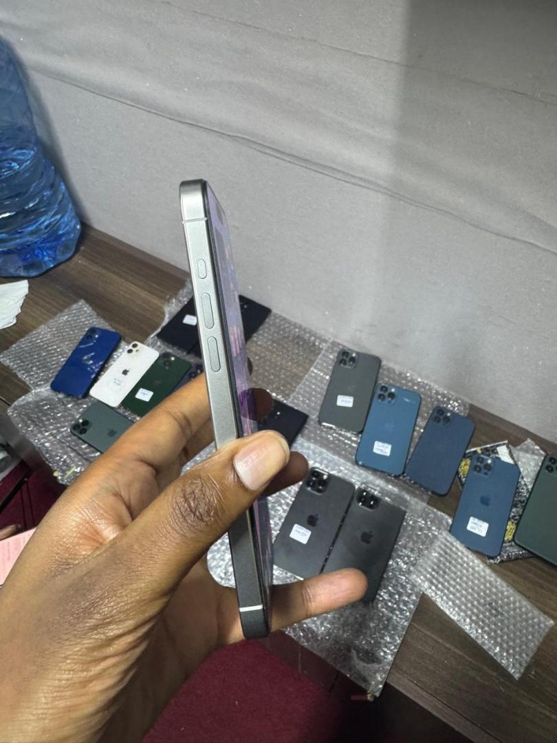 Refurbished Apple iPhone 15 Pro Max 256gb All original battery health 100% 8GB + 256GB A17 Pro Bionic chip