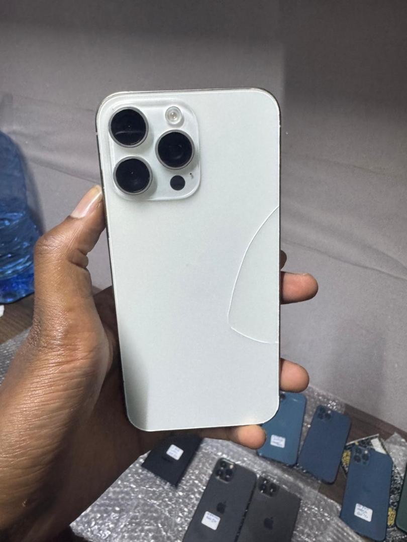 Refurbished Apple iPhone 15 Pro Max 256gb All original battery health 100% 8GB + 256GB A17 Pro Bionic chip