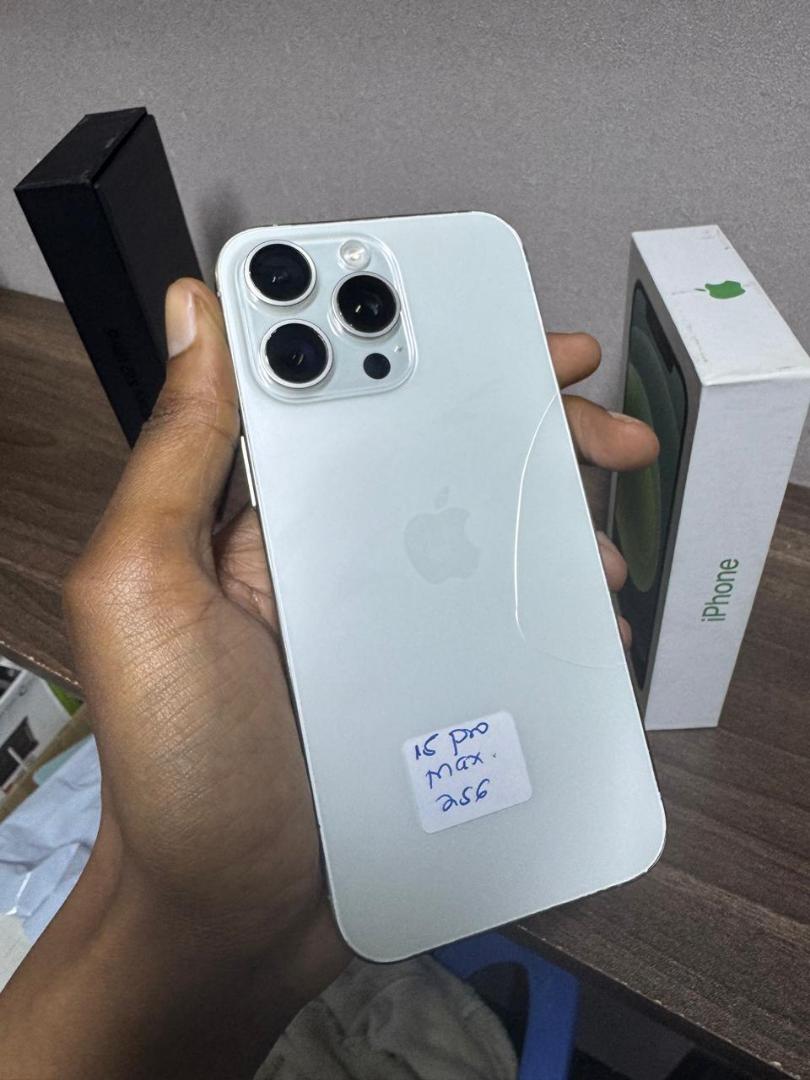 Refurbished Apple iPhone 15 Pro Max 256gb All original battery health 100% 8GB + 256GB A17 Pro Bionic chip