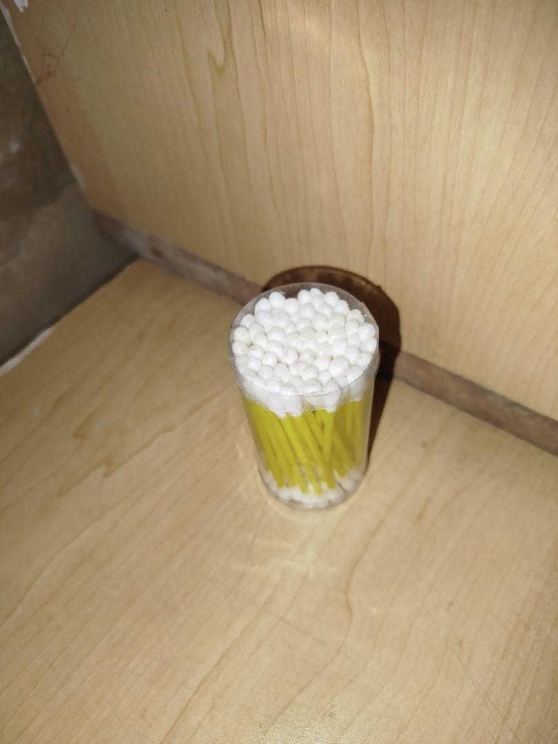 Disposable dry cotton ear buds for easy ear care for babies and adults
