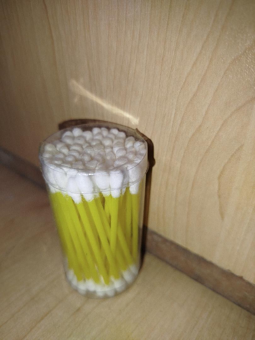 Disposable dry cotton ear buds for easy ear care for babies and adults
