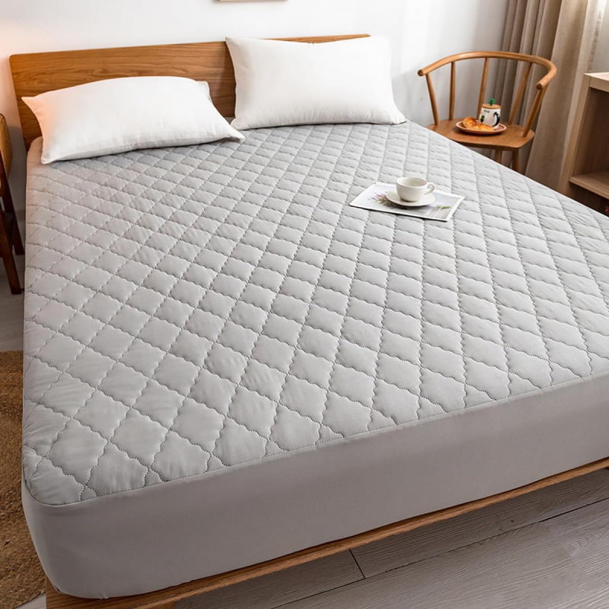 Mattress Protector Mattress Cover Quilted Fitted Sheet Thickened Waterproof Mattress Dust Cover Breathable Fluffy Soft Easy Care Mattress Topper in All Seasons