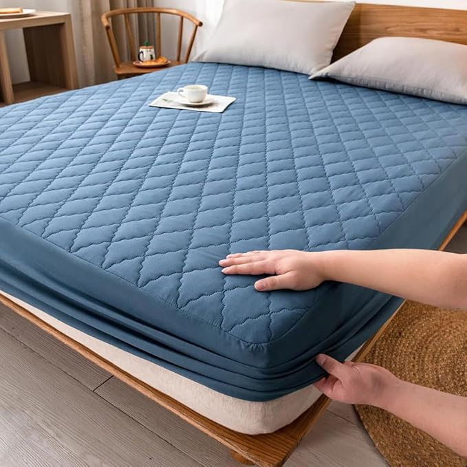 Mattress Protector Mattress Cover Quilted Fitted Sheet Thickened Waterproof Mattress Dust Cover Breathable Fluffy Soft Easy Care Mattress Topper in All Seasons
