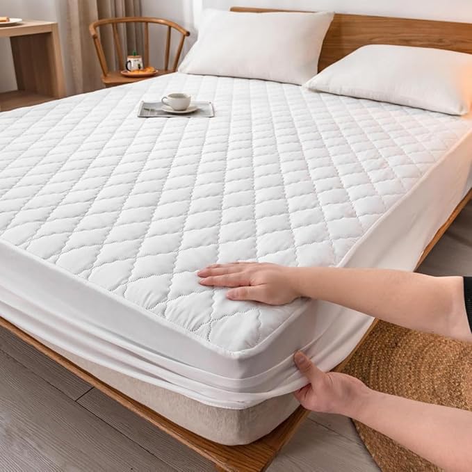 Mattress Protector Mattress Cover Quilted Fitted Sheet Thickened Waterproof Mattress Dust Cover Breathable Fluffy Soft Easy Care Mattress Topper in All Seasons