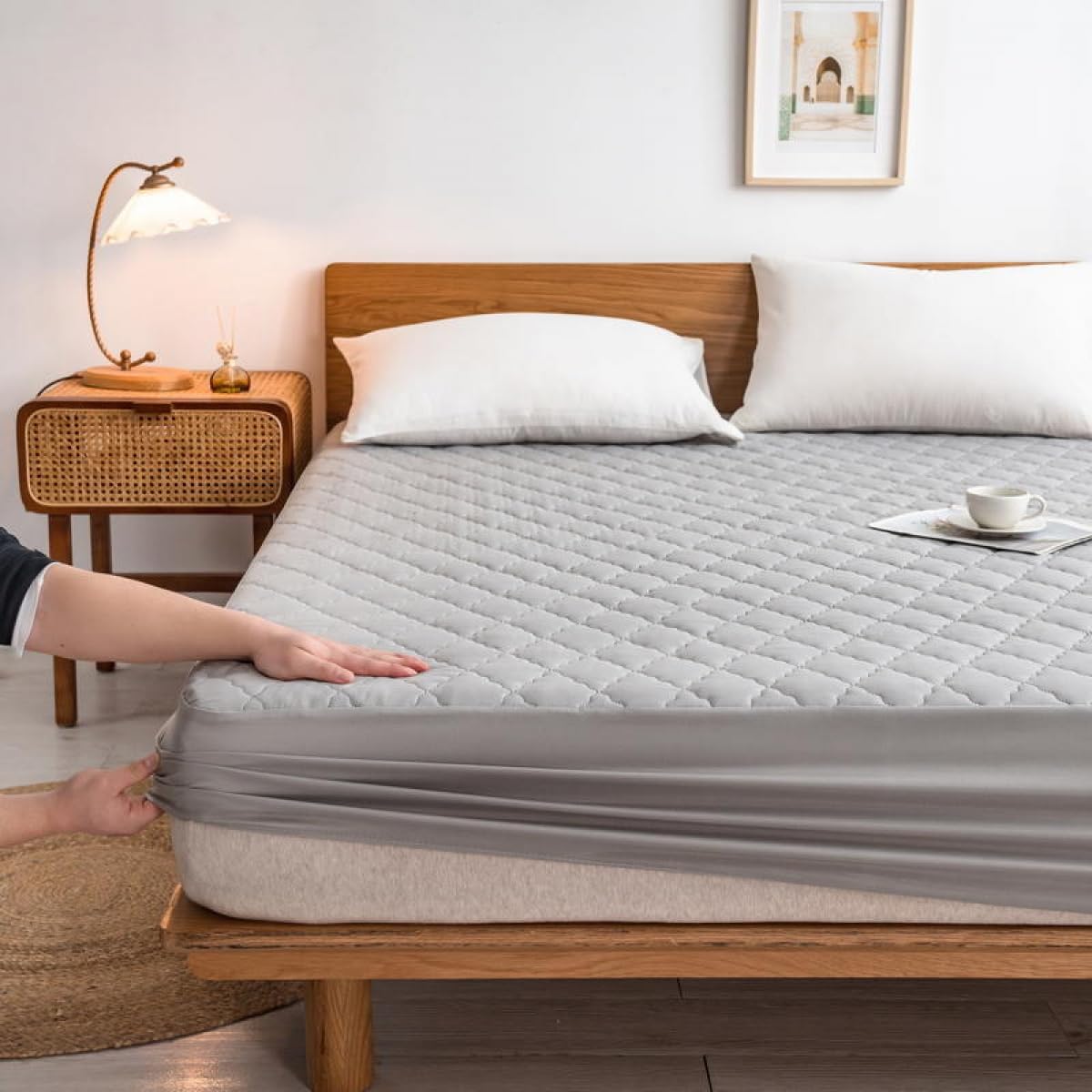 Mattress Protector Mattress Cover Quilted Fitted Sheet Thickened Waterproof Mattress Dust Cover Breathable Fluffy Soft Easy Care Mattress Topper in All Seasons