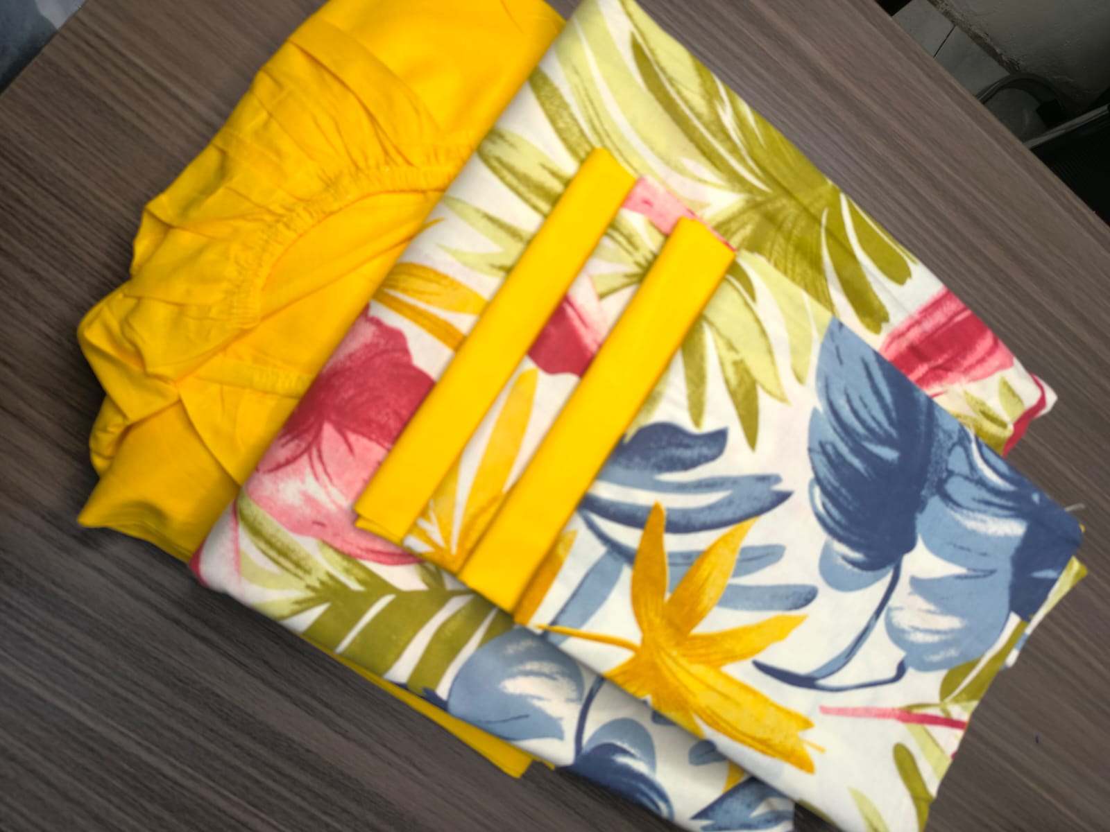 Pure Cotton Set Elastic Fitted Bedsheets King Size 78 x 72 Inch, 300 TC Plain Pure Cotton, flowered | 1 King Size Bedsheet with Elastic Fitted and 4 Pillow Covers