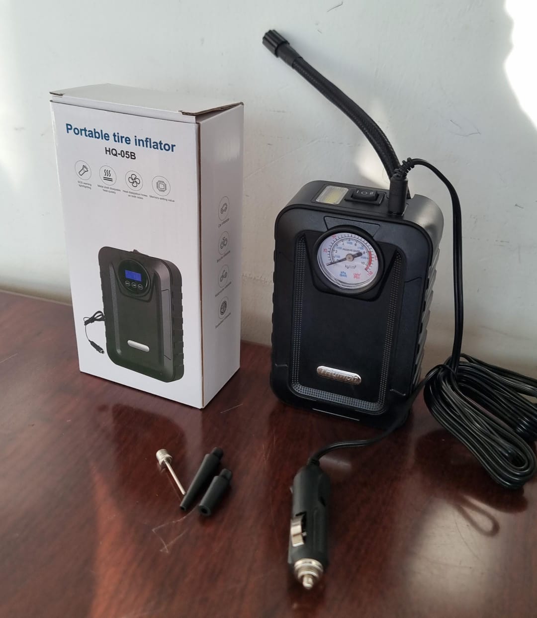 HQ-05B Triumph Portable tire inflator (analogue meter)