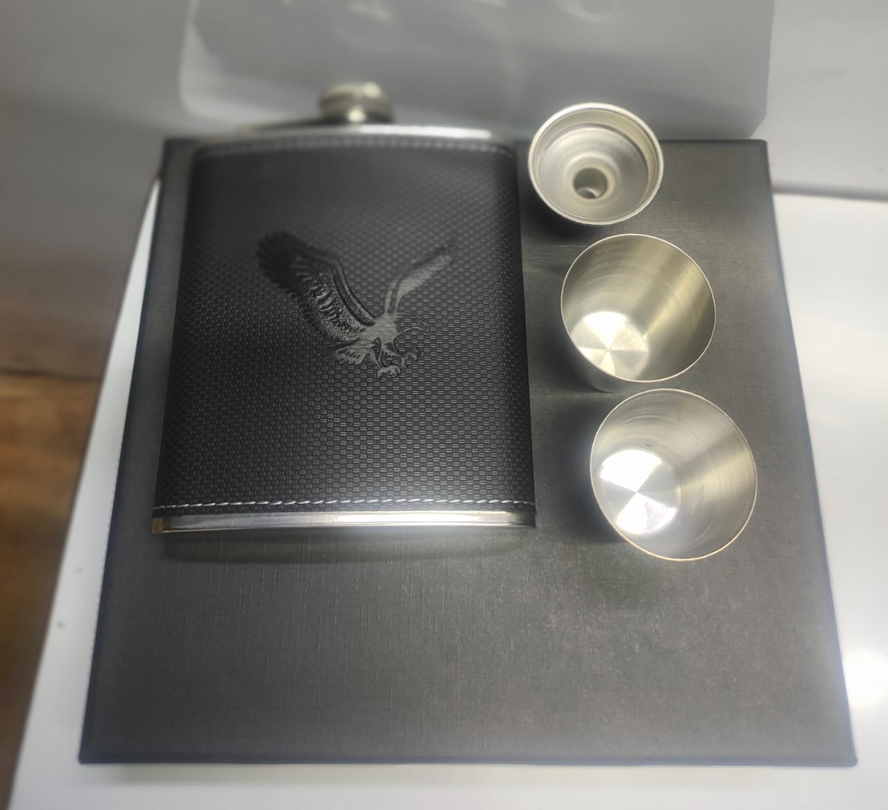 STAINLESS LEATHER WHISKY/WHISKEY BOTTLE HIP + 2 TOT CUPS