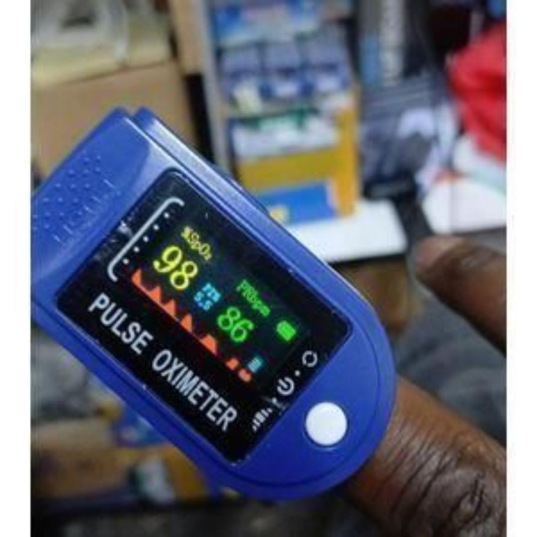 Medical pulse oximeter with free batteries