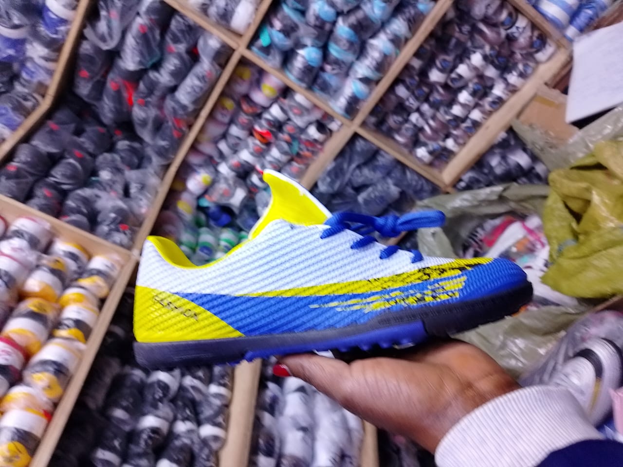 Men Soccer trainer boots Shoes Adult TF/FG High Ankle Football Boots Cleats Grass Training Sport Footwear Trend Men‘s Sneakers