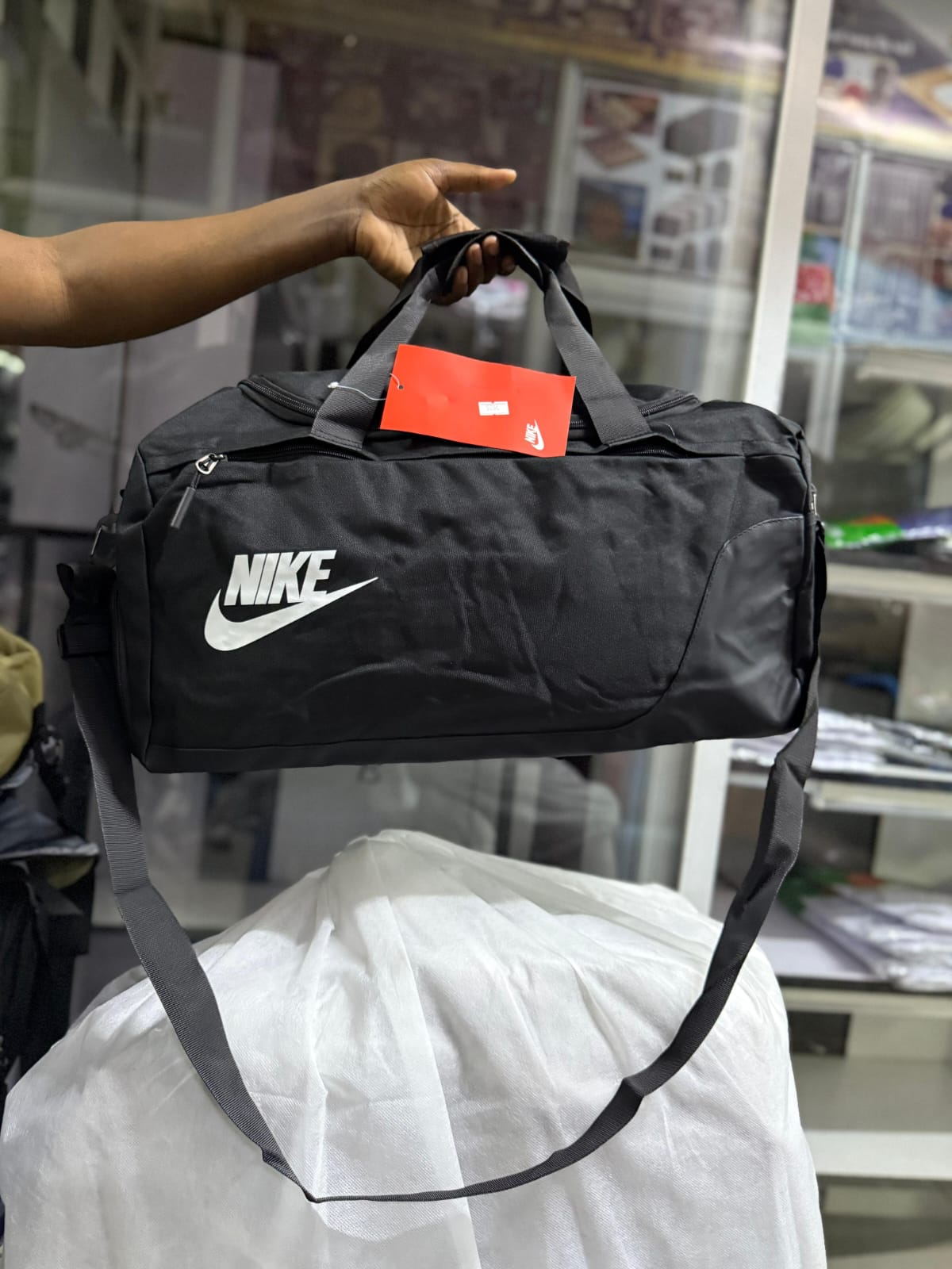 NEW IN 🔥🔥🔥Nike Duffle /gym Bag
✅ Spacious design with separate shoe compartment
✅Has a wet clothes compartment on the inside 
✅well partitioned 
📏 dimensions: 50cm (L) x 25cm (W) x 28cm (H)
🧳 Id