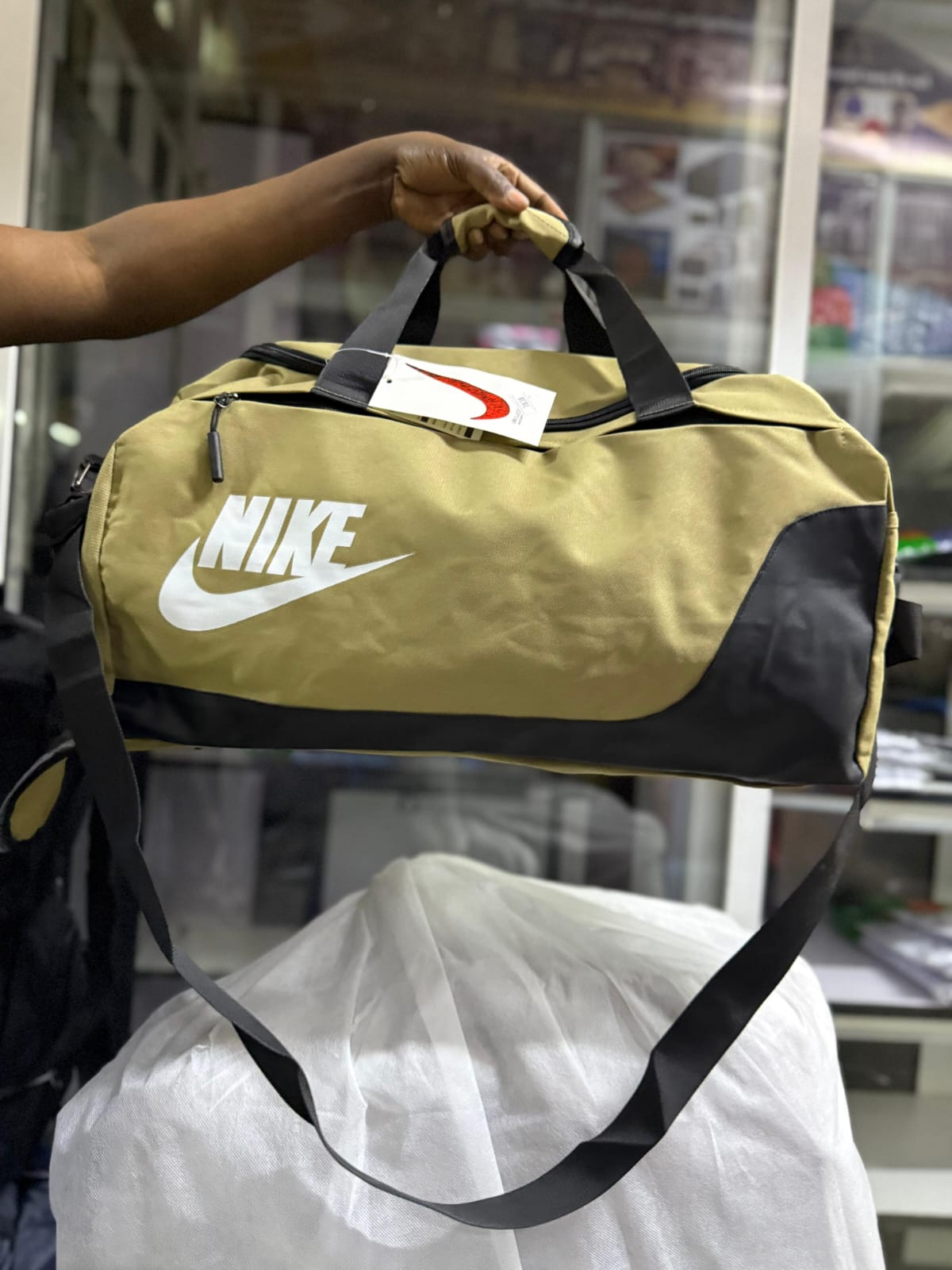 NEW IN 🔥🔥🔥Nike Duffle /gym Bag
✅ Spacious design with separate shoe compartment
✅Has a wet clothes compartment on the inside 
✅well partitioned 
📏 dimensions: 50cm (L) x 25cm (W) x 28cm (H)
🧳 Id