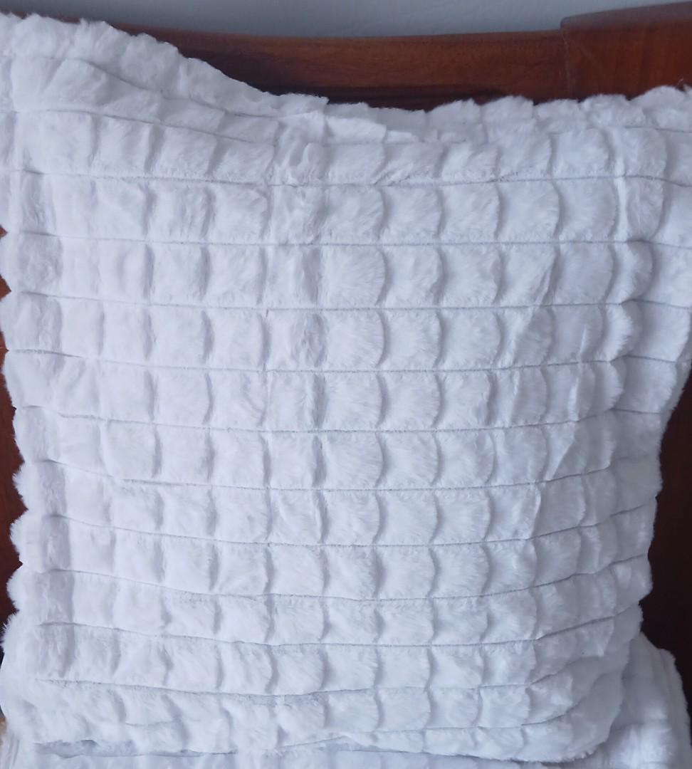 Set of 2 Super Soft Plush Faux Fur Throw Pillow Covers, Plaid Texture Modern Luxury Decorative Pillow Case Cushion Cover for Home Decor Sofa Couch Bed Livingroom.