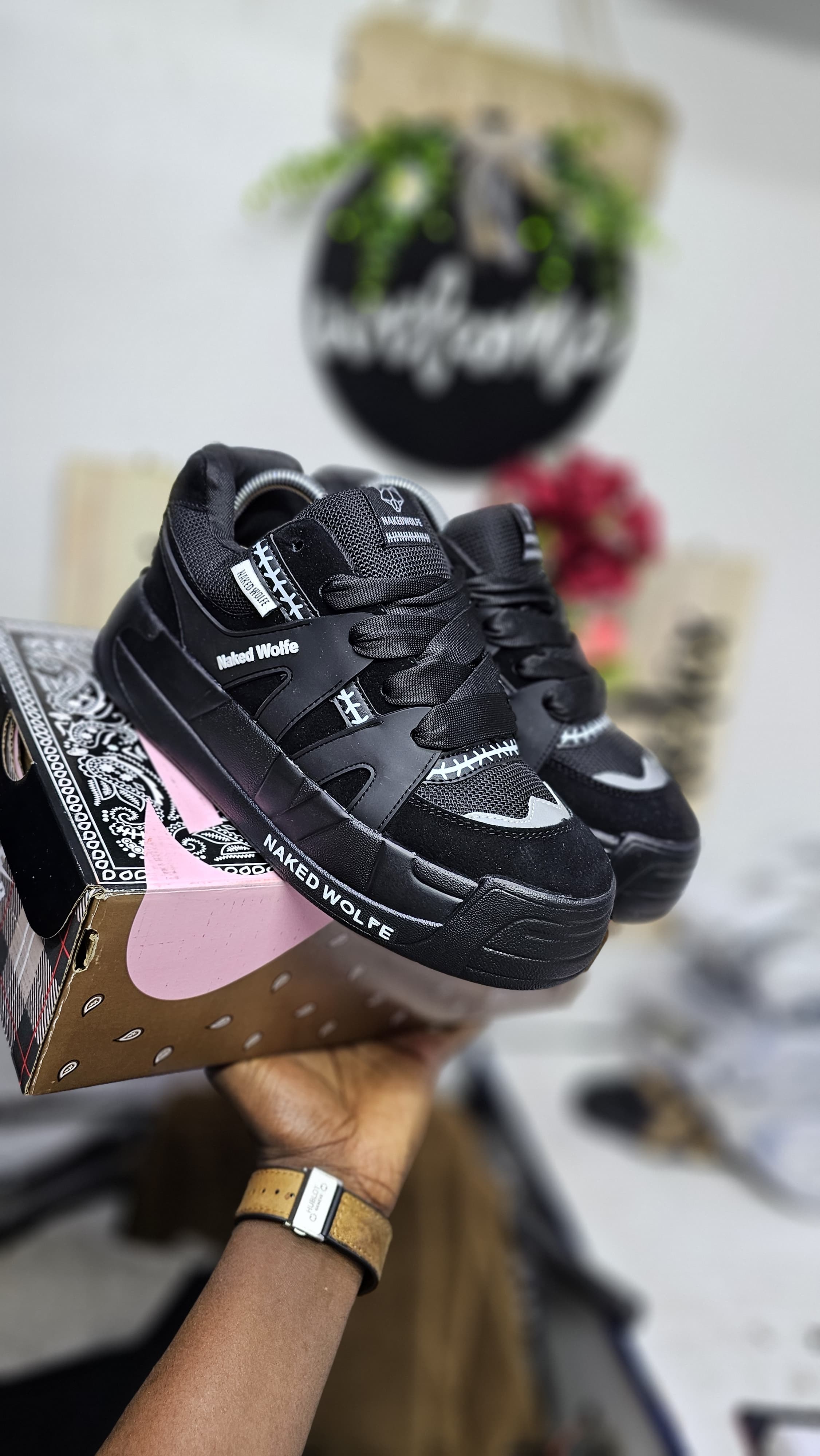 NAKED WOLF ,ORIGINAL⚡ NEW ARRIVAL ⚡ORIGINAL ⚡LATEST⚡ High quality original fashioned UNISEX mens/womens  ❤️‍🔥 very cute 🥰 and original leather sneakers, available pure/ shining  ,black ALL colours