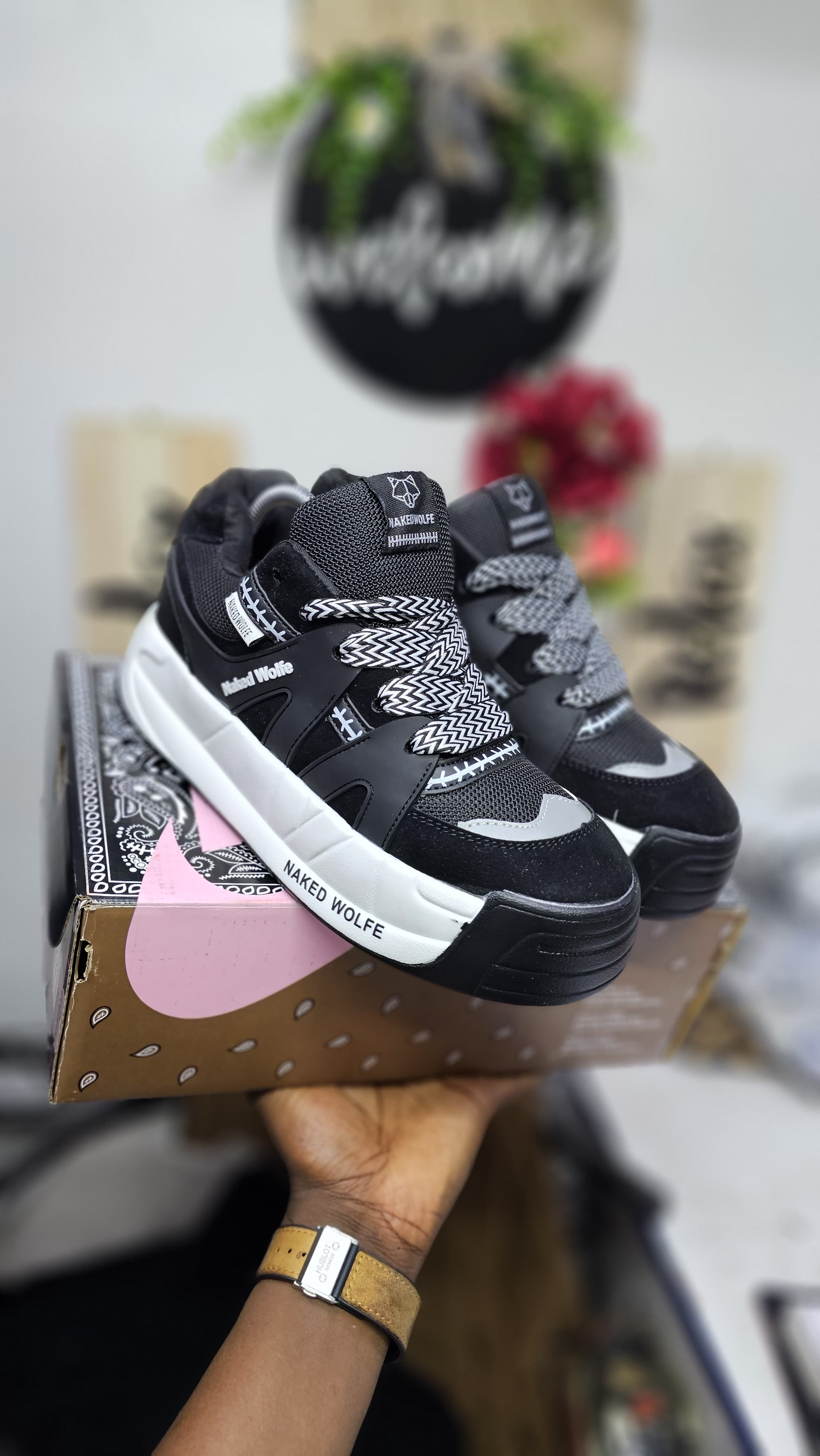 NAKED WOLF ,ORIGINAL⚡ NEW ARRIVAL ⚡ORIGINAL ⚡LATEST⚡ High quality original fashioned UNISEX mens/womens  ❤️‍🔥 very cute 🥰 and original leather sneakers, available pure/ shining  ,black ALL colours