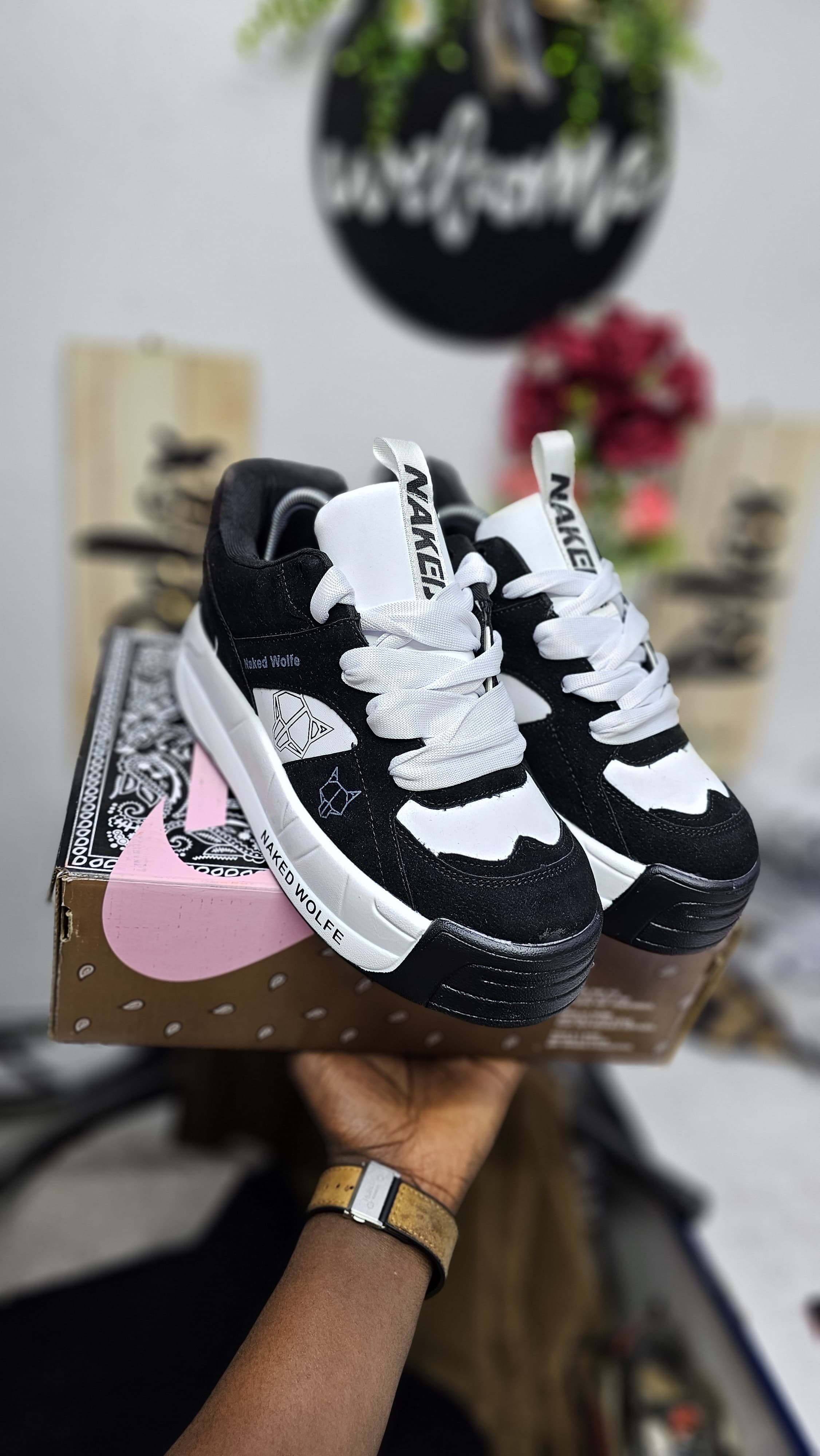 NAKED WOLF ,ORIGINAL⚡ NEW ARRIVAL ⚡ORIGINAL ⚡LATEST⚡ High quality original fashioned UNISEX mens/womens  ❤️‍🔥 very cute 🥰 and original leather sneakers, available pure/ shining  ,black ALL colours