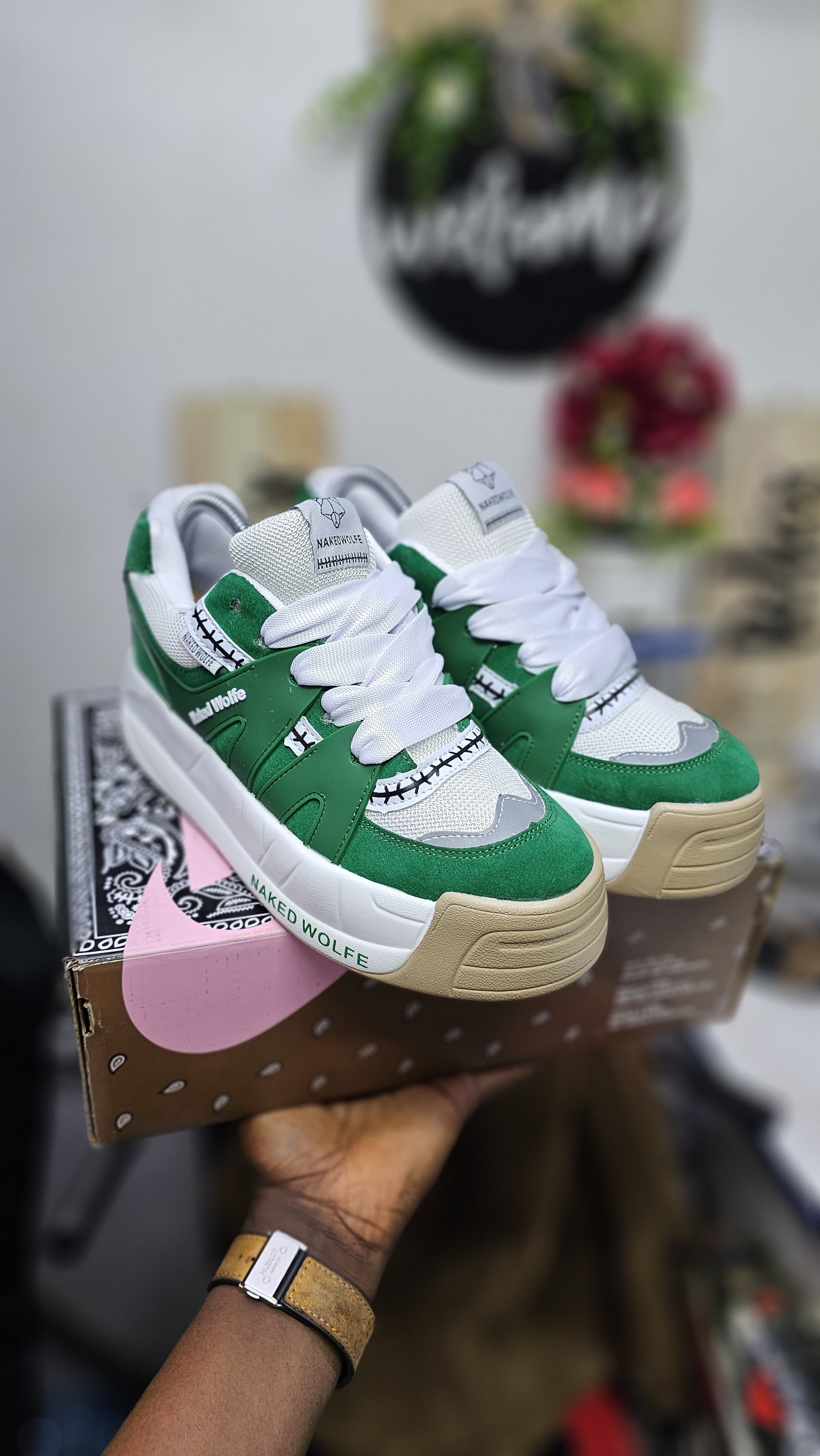 NAKED WOLF ,ORIGINAL⚡ NEW ARRIVAL ⚡ORIGINAL ⚡LATEST⚡ High quality original fashioned UNISEX mens/womens  ❤️‍🔥 very cute 🥰 and original leather sneakers, available pure/ shining  ,black ALL colours