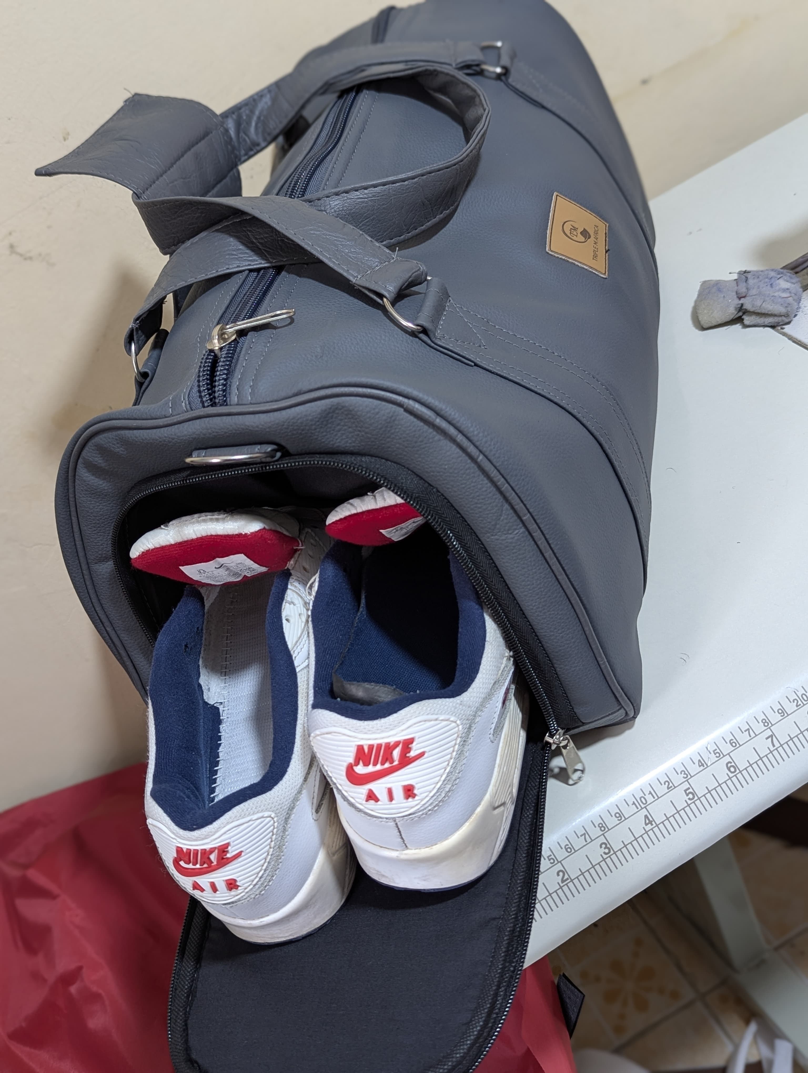GYM BAG ⚡Water proof leather travel bag with a shoe pocket special only for a pair of shoe⚡and a laptop compart pocket inside , Easy to carry either by hand or shoulder an also at backside😍colours😍