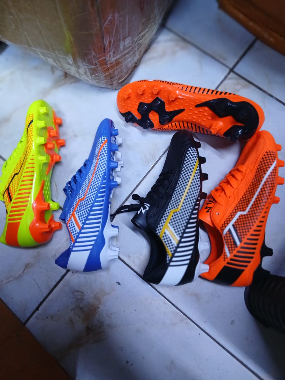 ⚡ FOOTBALL/SOCCER BOOTS❤‍🔥High quality rubber LOW CUT Football shoes for all types of grounds the best boots and the most durable on high use on all occasions.Very cute as in picture 🔥💯Admired