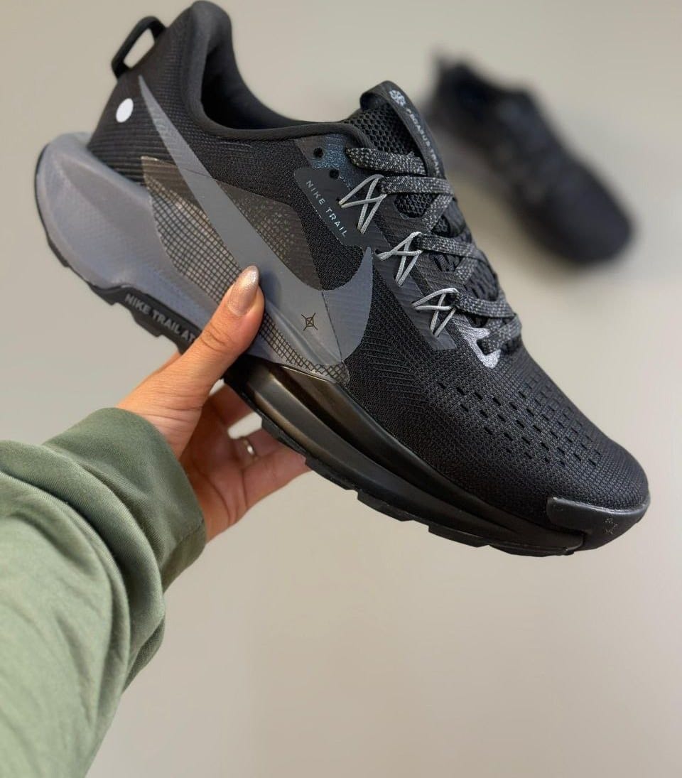 ⚡NEW ARRIVAL ,, ORIGINAL men's elegant sneakers,💯very cute flats designed with rubber outer sole and breathable upper for all day comfort sizes 40-45 all colors color 1 black and grey⚡